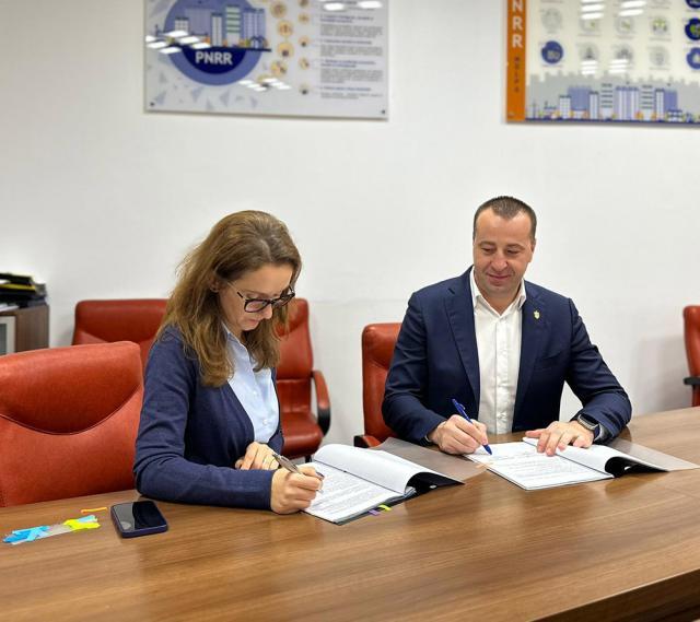 Semnarea celor două contracte pe P.N.R.R. a fost făcută de către viceprimarul Lucian Harșovschi, la sediul Direcției Generale de Implementare a Planului Național de Redresare