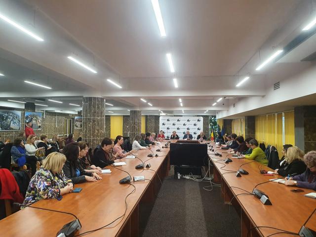 La sediul Primăriei Suceava a avut loc o întâlnire a executivului cu toți directorii de școli și contabilii-șefi din învățământul preșcolar, gimnazial și liceal