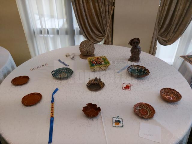 Expoziție cu obiecte confecționate de beneficiarii centrelor sociale sucevene