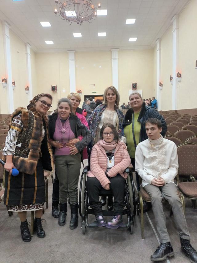 Poetul Sebastian Crăciun, invitat la Vama, împreună cu mai mulți copii din cadrul Asociaţiei „Freamăt de Speranţă”, la un spectacol dedicat Bucovinei