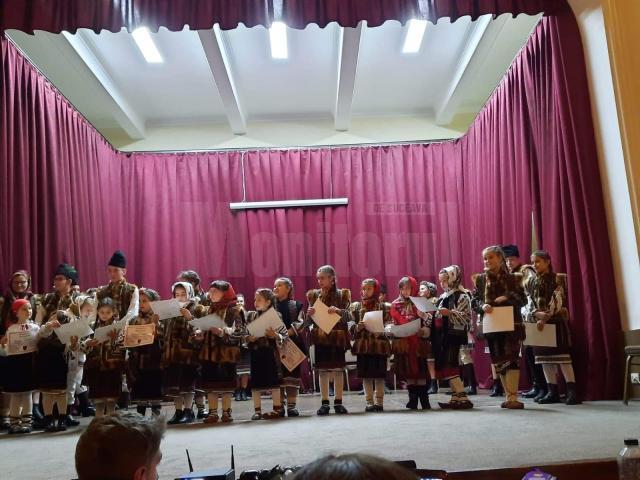 Poetul Sebastian Crăciun, invitat la Vama, împreună cu mai mulți copii din cadrul Asociaţiei „Freamăt de Speranţă”, la un spectacol dedicat Bucovinei