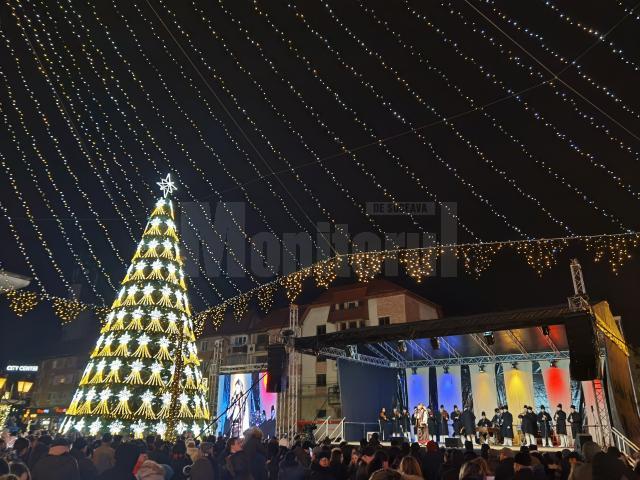 Aprinderea luminilor în bradul din centrul Sucevei, moment de mare sărbătoare, de Ziua Bucovinei