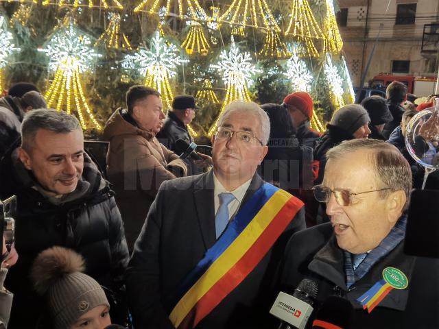 Aprinderea luminilor în bradul din centrul Sucevei, moment de mare sărbătoare, de Ziua Bucovinei 2