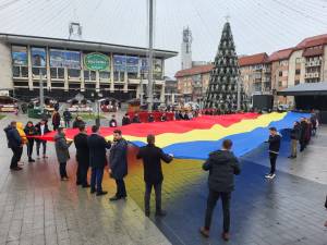 Centrul Sucevei a fost acoperit de un imens Drapel al României într-o acțiune organizată de tinerii liberali suceveni