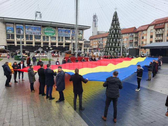 Centrul Sucevei a fost acoperit de un imens Drapel al României într-o acțiune organizată de tinerii liberali suceveni