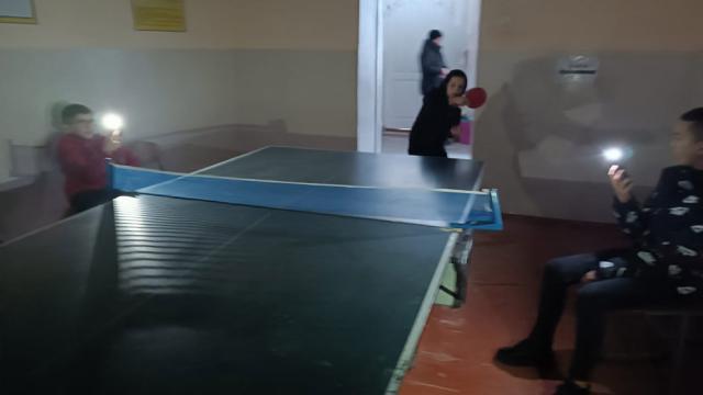 Cum joacă copiii tenis de masă la Școala Oprişeni