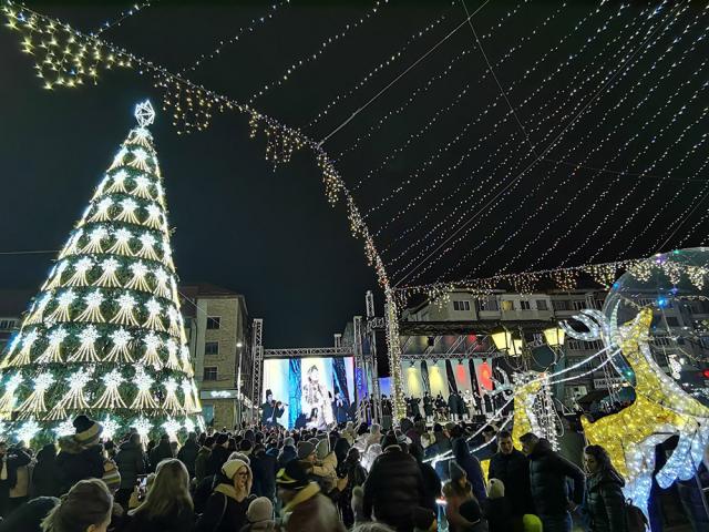 Aprinderea luminilor în bradul din centrul Sucevei, moment de mare sărbătoare, de Ziua Bucovinei
