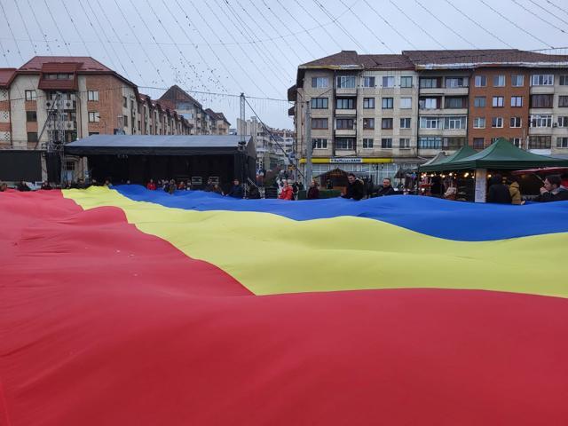 Tinerii din PNL au purtat peste centrul Sucevei un imens Drapel al României pentru a marca Ziua Bucovinei