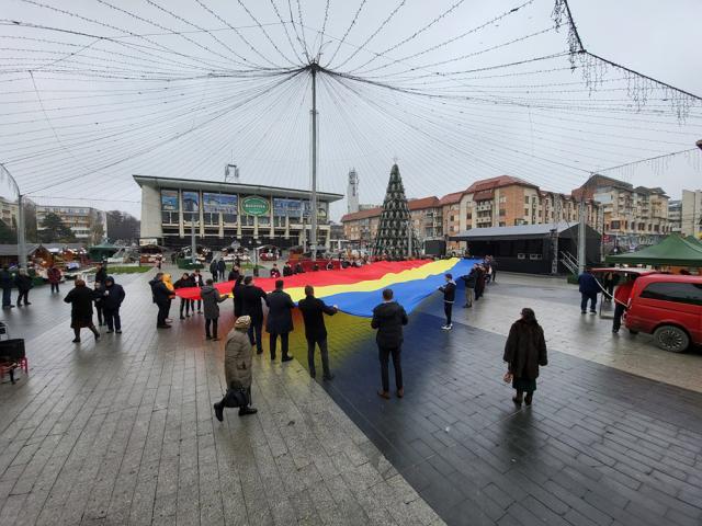 Tinerii din PNL au purtat peste centrul Sucevei un imens Drapel al României pentru a marca Ziua Bucovinei