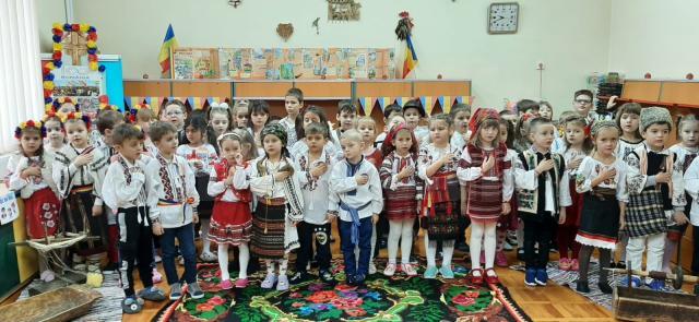 Copiii de la Grădiniţa cu Program Prelungit ,,Prichindel” au sărbătorit în avans Ziua Națională a României