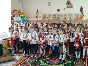 Copiii de la Grădiniţa cu Program Prelungit ,,Prichindel” au sărbătorit în avans Ziua României