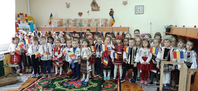 Copiii de la Grădiniţa cu Program Prelungit ,,Prichindel” au sărbătorit în avans Ziua Națională a României