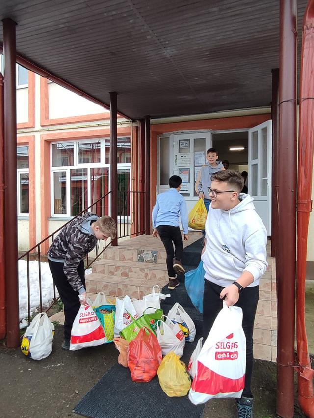 Elevii școlii „Grigore Ghica Voievod” au donat fructe și legume vârstnicilor de la Solca