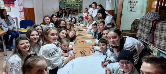 Voluntari din Asociația Tinerilor Ortodocși Suceveni au vizitat copiii bolnavi de la Centrul „Emanuel”