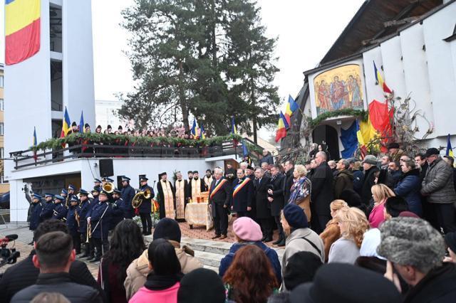 În catedralele eparhiale, bisericile parohiale şi mănăstirești din ţară şi străinătate va fi oficiată slujba de mulţumire pentru libertatea şi unitatea neamului românesc