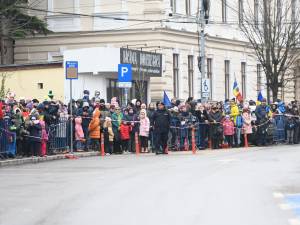 Suceveni care asistă la ceremonia de Ziua națională