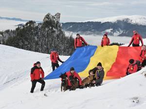 Niculai Barbă alături de echipa Salvamont care a arborat Drapelul Național pe vârful Rarău