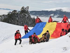 Niculai Barbă alături de echipa Salvamont care a arborat Drapelul Național pe vârful Rarău