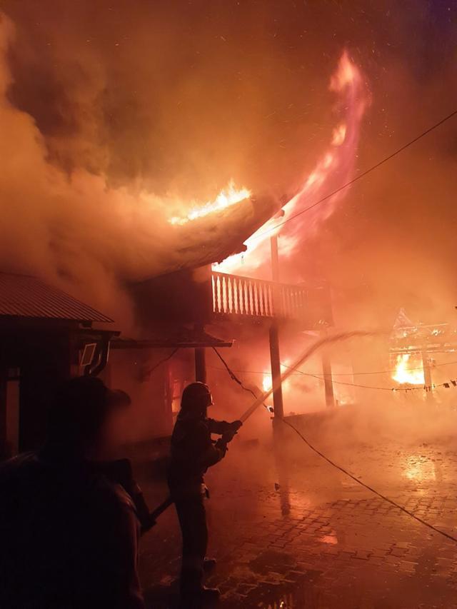O familie cu 4 copii a rămas fără un acoperiș deasupra capului în urma unui devastator incendiu