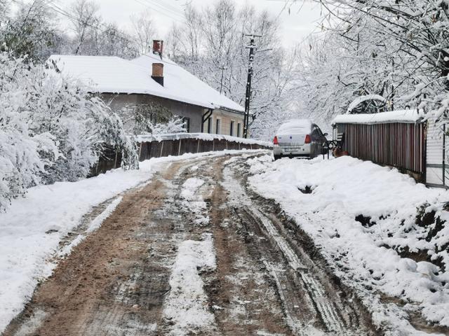 Primăria Siret somează ACET să repare străzile pe care le-a lăsat „ca după război” și să semnalizeze lucrările în curs