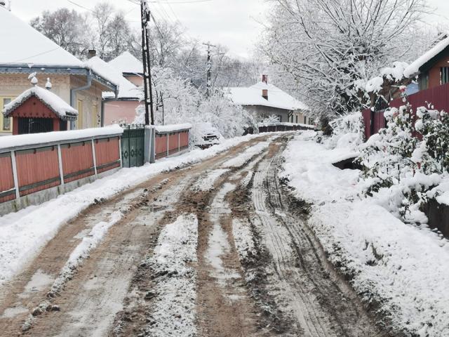 Primăria Siret somează ACET să repare străzile pe care le-a lăsat „ca după război” și să semnalizeze lucrările în curs