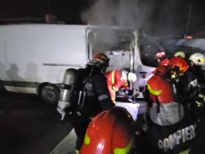 Autoutilitară distrusă parțial într-un incendiu