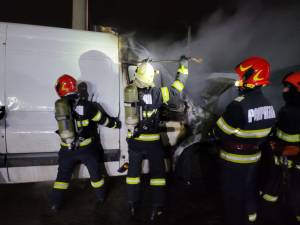 Autoutilitară distrusă parțial într-un incendiu