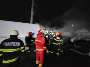 Autoutilitară distrusă parțial într-un incendiu