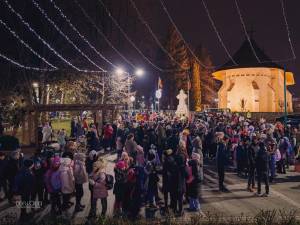 Moș Nicolae și municipalitatea le-au adus dulciuri celor mai mici rădăuțeni. Foto Dorul Clipa