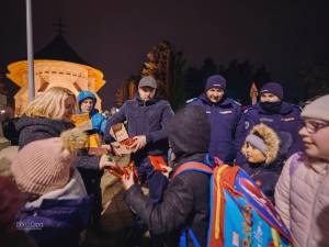 Moș Nicolae și municipalitatea le-au adus dulciuri celor mai mici rădăuțeni. Foto Dorul Clipa