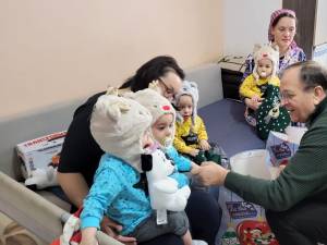 Gheorghe Flutur le-a oferit daruri celor patru băieți ai familiei Bălan, care anul viitor vor împlini doi ani