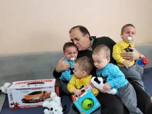 Gheorghe Flutur le-a oferit daruri celor patru băieți ai familiei Bălan, care anul viitor vor împlini doi ani