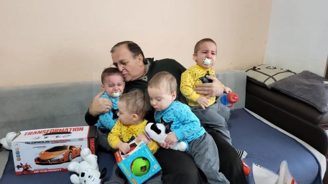 Gheorghe Flutur le-a oferit daruri celor patru băieți ai familiei Bălan, care anul viitor vor împlini doi ani