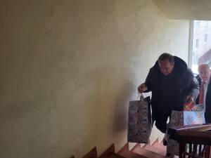Gheorghe Flutur le-a oferit daruri celor patru băieți ai familiei Bălan, care anul viitor vor împlini doi ani