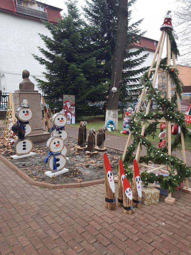 Târg de Crăciun pentru copii, deschis în curtea Colegiului ”Spiru Haret” Suceava