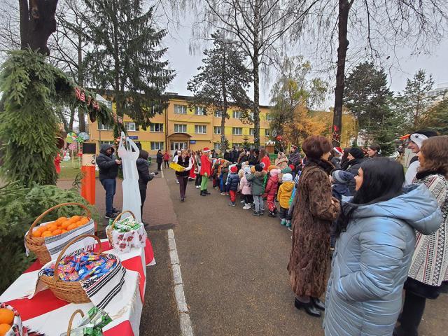 Târg de Crăciun pentru copii, deschis în curtea Colegiului ”Spiru Haret” Suceava