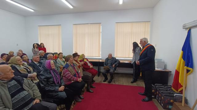 Primarul din Ipotești și cuplurile sărbătorite