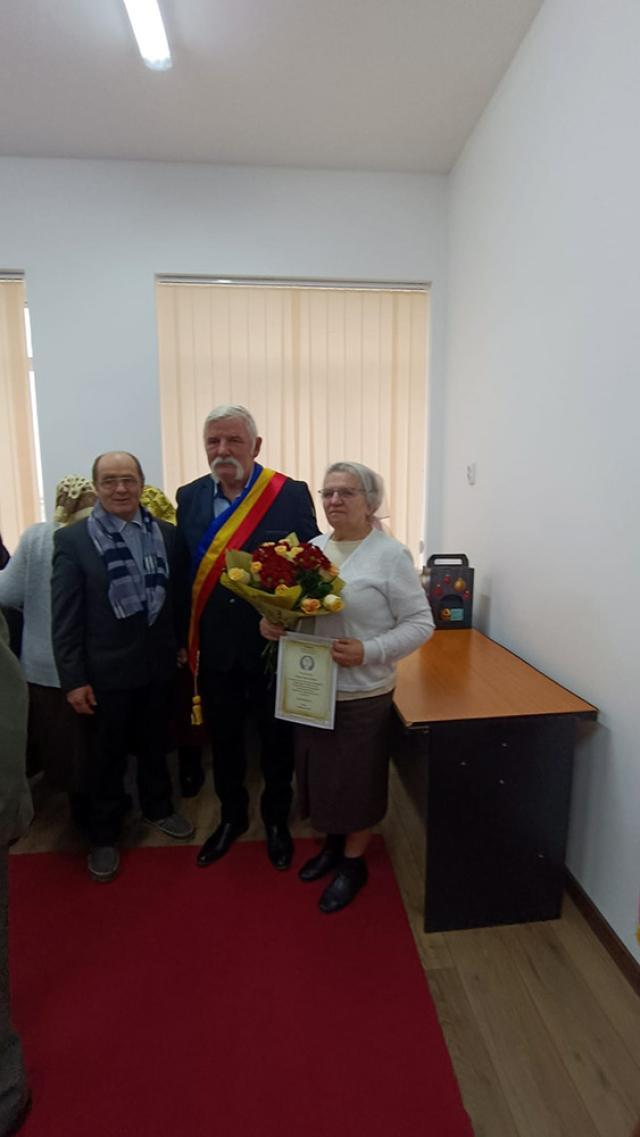 Primarul din Ipotești, alături de oamenii sărbătoriți