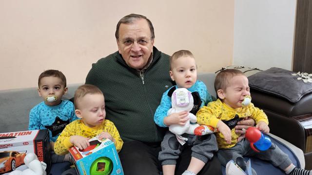 Gheorghe Flutur le-a oferit daruri celor patru băieți ai familiei Bălan, care anul viitor vor împlini doi ani