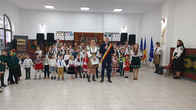 Primarul Eduard Dziminschi le-a vorbit oamenilor din Liteni cu ocazia inaugurării căminului