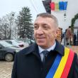 Eduard Dziminschi, primarul din Moara, în fața căminului din Liteni