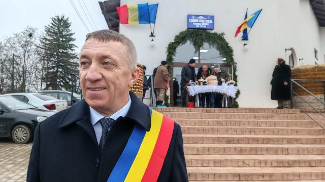 Eduard Dziminschi, primarul din Moara, în fața căminului din Liteni