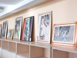 „Și povestea lor cine o spune?”, expoziția artistei Iolanda Bădăluță, la Galeria de Artă a Spitalului Județean Suceava
