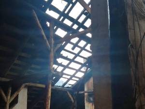 Incendiu la acoperișul unui bloc din Broșteni