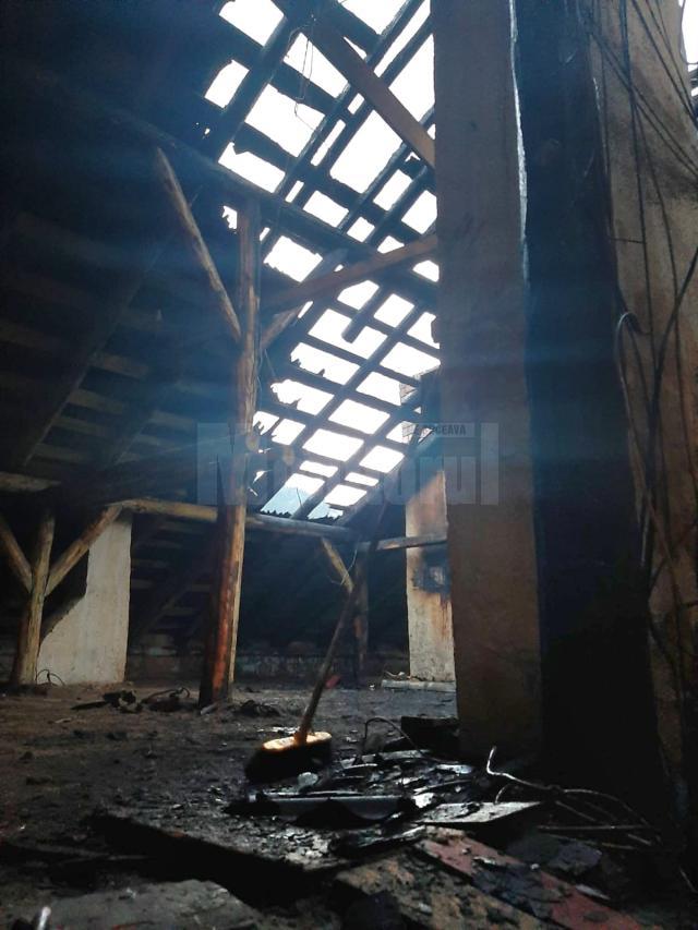Incendiu la acoperișul unui bloc din Broșteni