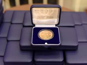 Medalie personalizată, care a fost oferită tuturor invitaților evenimentului “LIDER 20 de ani”