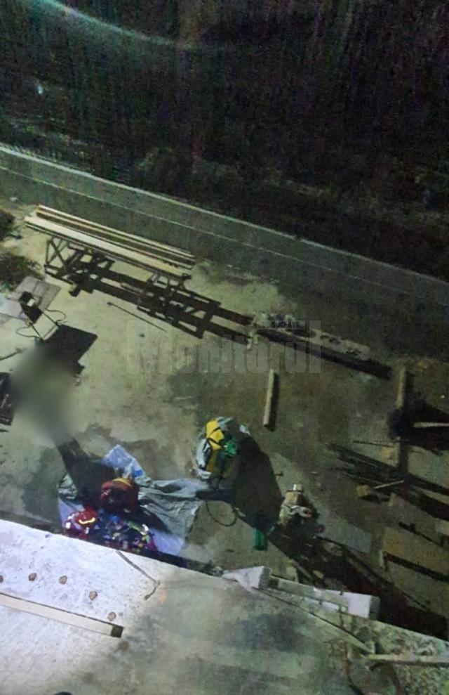 Bărbat scos în stare foarte gravă dintr-o groapă de 6 metri, fundația unui bloc