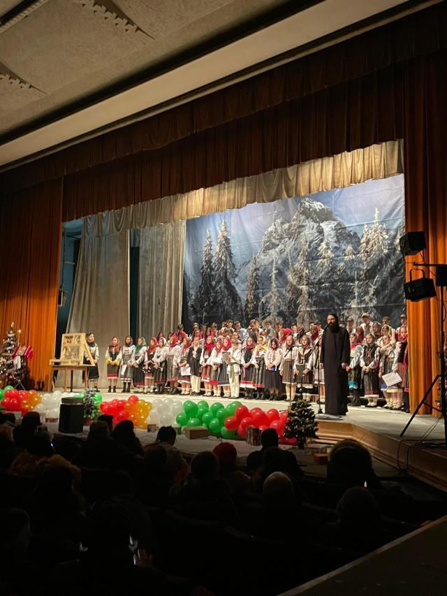 Peste 150 de copii și tineri, pe aceeași scenă, într-un concert de colinde organizat de Asociația Culturală „Sfântul Mitropolit Dosoftei”