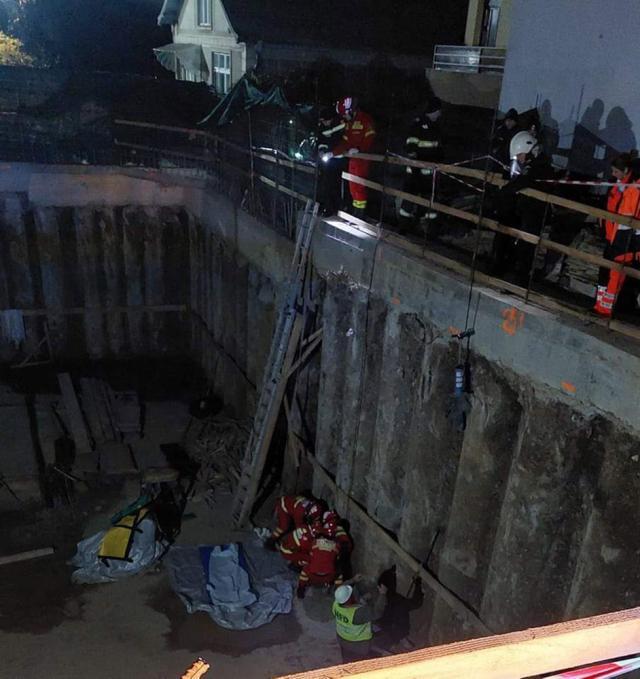Muncitor scos în stare foarte gravă dintr-o groapă de 6 metri, fundația unui bloc
