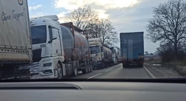 Traficul rutier pe DN 2H dinspre Rădăuți spre Suceava este oprit pentru a debloca coloana de tiruri de pe DN 2 din zona Dănila